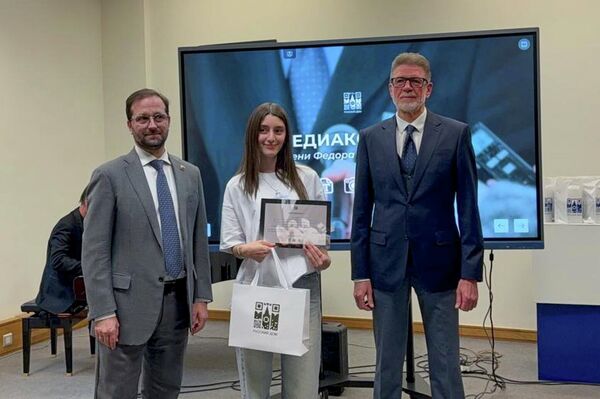 Советник-посланник посольства РФ Максим Селезнев и представитель ГК &quot;Росатом&quot; Вячеслав Прошкин на церемонии награждения победителей &quot;Медиаконкурса имени Ф. М. Достоевского&quot; (15 декабря 2025). Еревaн - Sputnik Армения