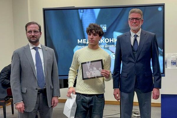 Советник-посланник посольства РФ Максим Селезнев и представитель ГК &quot;Росатом&quot; Вячеслав Прошкин на церемонии награждения победителей &quot;Медиаконкурса имени Ф. М. Достоевского&quot; (15 декабря 2025). Еревaн - Sputnik Армения