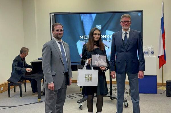 Советник-посланник посольства РФ Максим Селезнев и представитель ГК &quot;Росатом&quot; Вячеслав Прошкин на церемонии награждения победителей &quot;Медиаконкурса имени Ф. М. Достоевского&quot; (15 декабря 2025). Еревaн - Sputnik Армения