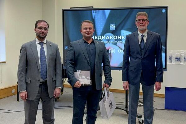 Советник-посланник посольства РФ Максим Селезнев и представитель ГК &quot;Росатом&quot; Вячеслав Прошкин на церемонии награждения победителей &quot;Медиаконкурса имени Ф. М. Достоевского&quot; (15 декабря 2025). Еревaн - Sputnik Армения