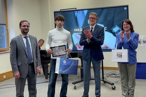 Советник-посланник посольства РФ Максим Селезнев и представитель ГК &quot;Росатом&quot; Вячеслав Прошкин на церемонии награждения победителей &quot;Медиаконкурса имени Ф. М. Достоевского&quot; (15 декабря 2025). Еревaн - Sputnik Армения