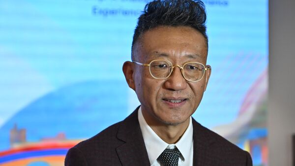 Посол Китая Ли Синвэй во время конференции, организованная институтом Конфуция (17 декабря 2025). Еревaн - Sputnik Армения