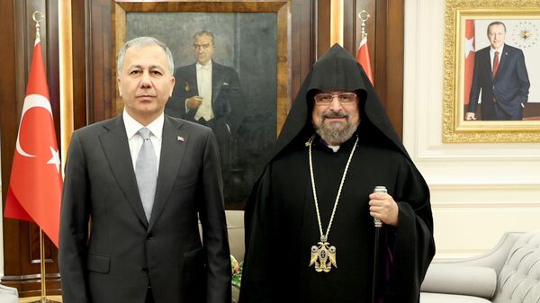 Армянский патриарх Константинополя архиепископ Саак Машалян встретился с министром внутренних дел Турции Али Ерликайю (16 декабря 2025). Анкара - Sputnik Армения