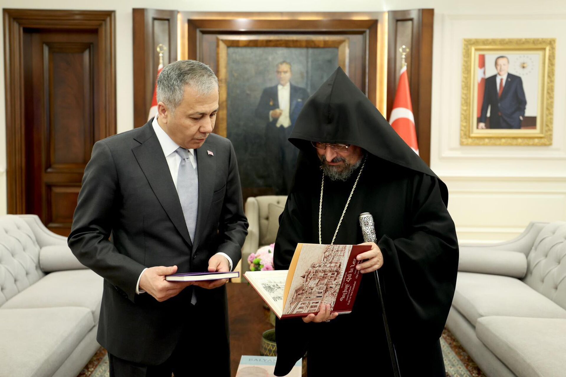 Армянский патриарх Константинополя архиепископ Саак Машалян встретился с министром внутренних дел Турции Али Ерликайю (16 декабря 2025). Анкара - Sputnik Армения, 1920, 17.12.2025