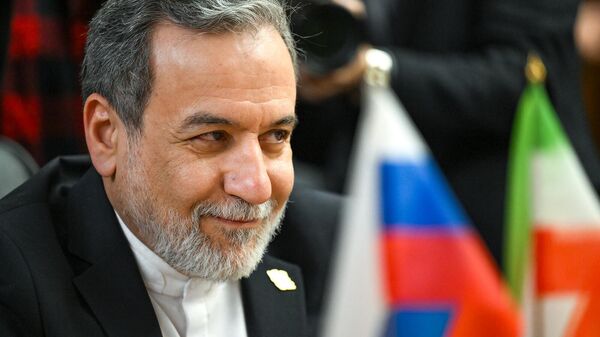 Министр иностранных дел Ирана Сейед Аббас Аракчи на встрече с представителями Госдумы РФ и Совета Федерации РФ (16 декабря 2025). Москвa - Sputnik Армения