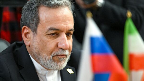 Министр иностранных дел Ирана Сейед Аббас Аракчи на встрече с представителями Госдумы РФ и Совета Федерации РФ (16 декабря 2025). Москвa - Sputnik Армения