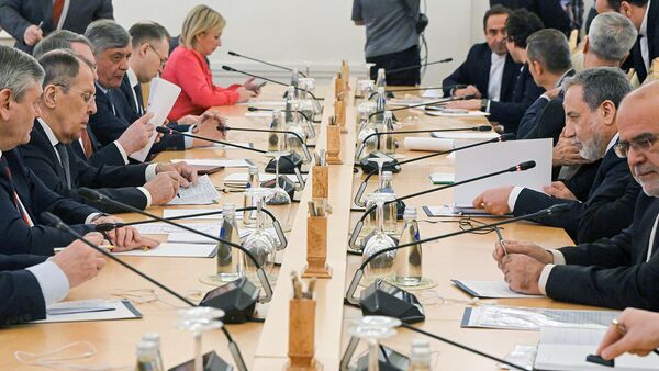 Министры иностранных дел РФ и Ирана Сергей Лавров и Аббас Аракчи во время встречи (17 декабря 2025). Москвa - Sputnik Արմենիա