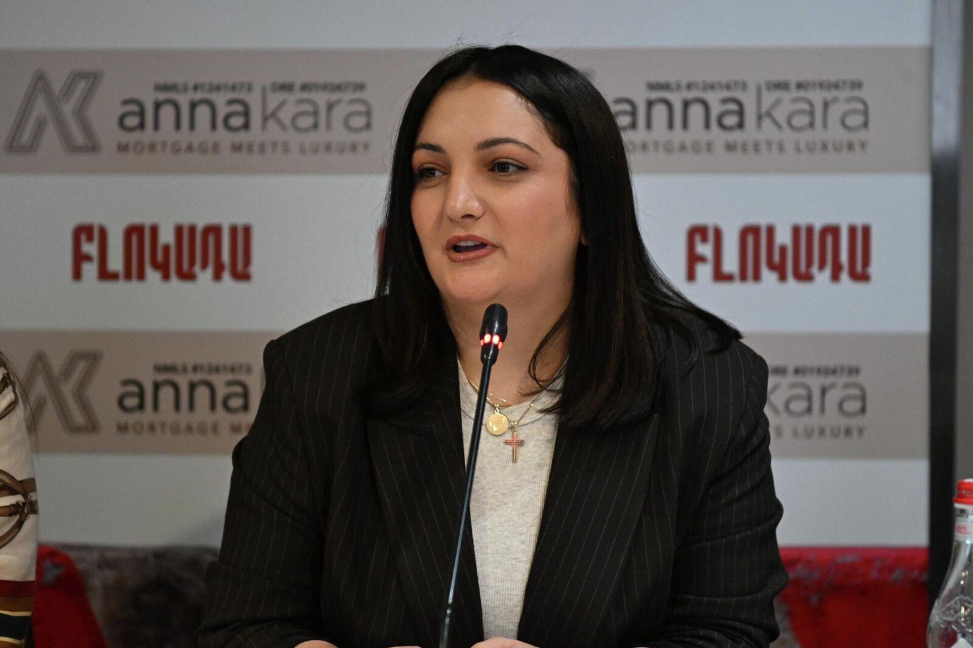 Автор сценария Ани Магакян во время пресс-конференции, посвященной новому спектаклю Блокада (17 декабря 2025). Еревaн - Sputnik Արմենիա, 1920, 17.12.2025