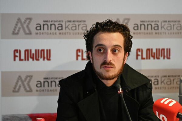 Артист Ваче Ерицян во время пресс-конференции, посвященной новому спектаклю Блокада (17 декабря 2025). Еревaн - Sputnik Армения