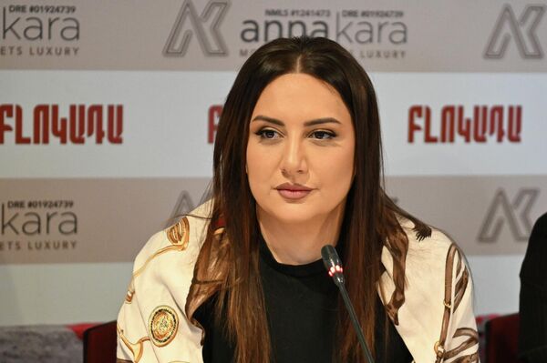 Продюсер София Гулян во время пресс-конференции, посвященной новому спектаклю Блокада (17 декабря 2025). Еревaн - Sputnik Армения