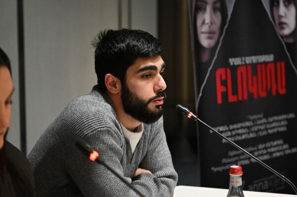 Актер Борис Мелконян во время пресс-конференции, посвященной новому спектаклю Блокада (17 декабря 2025). Еревaн - Sputnik Армения