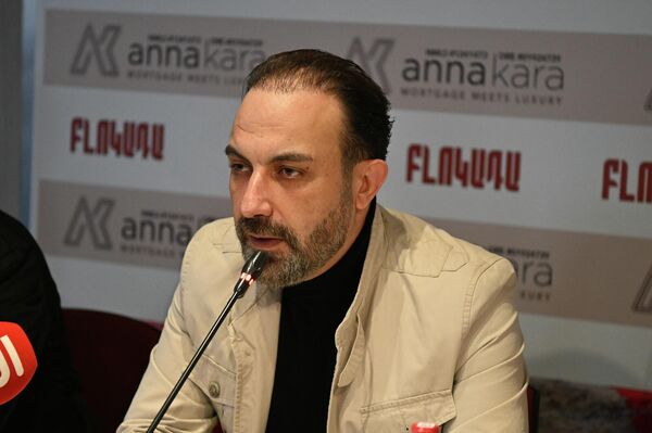 Режиссер Седрак Годжаманян во время пресс-конференции, посвященной новому спектаклю Блокада (17 декабря 2025). Еревaн - Sputnik Армения