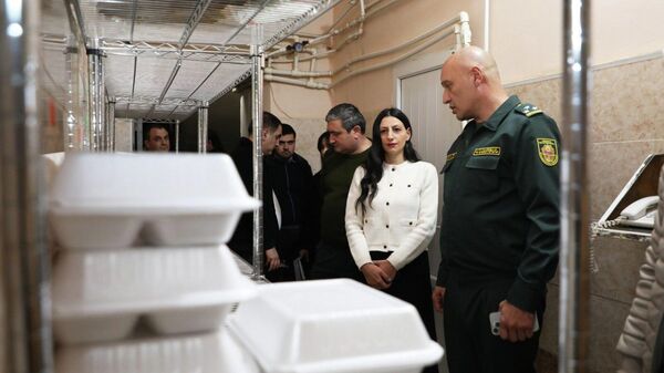 Омбудсмен Анаит Манасян в сопровождении начальника тюрьмы Ваана Насояна осмотрела территорию учреждения, изучила условия содержания лиц, лишенных свободы (18 декабря 2025). Еревaн - Sputnik Армения