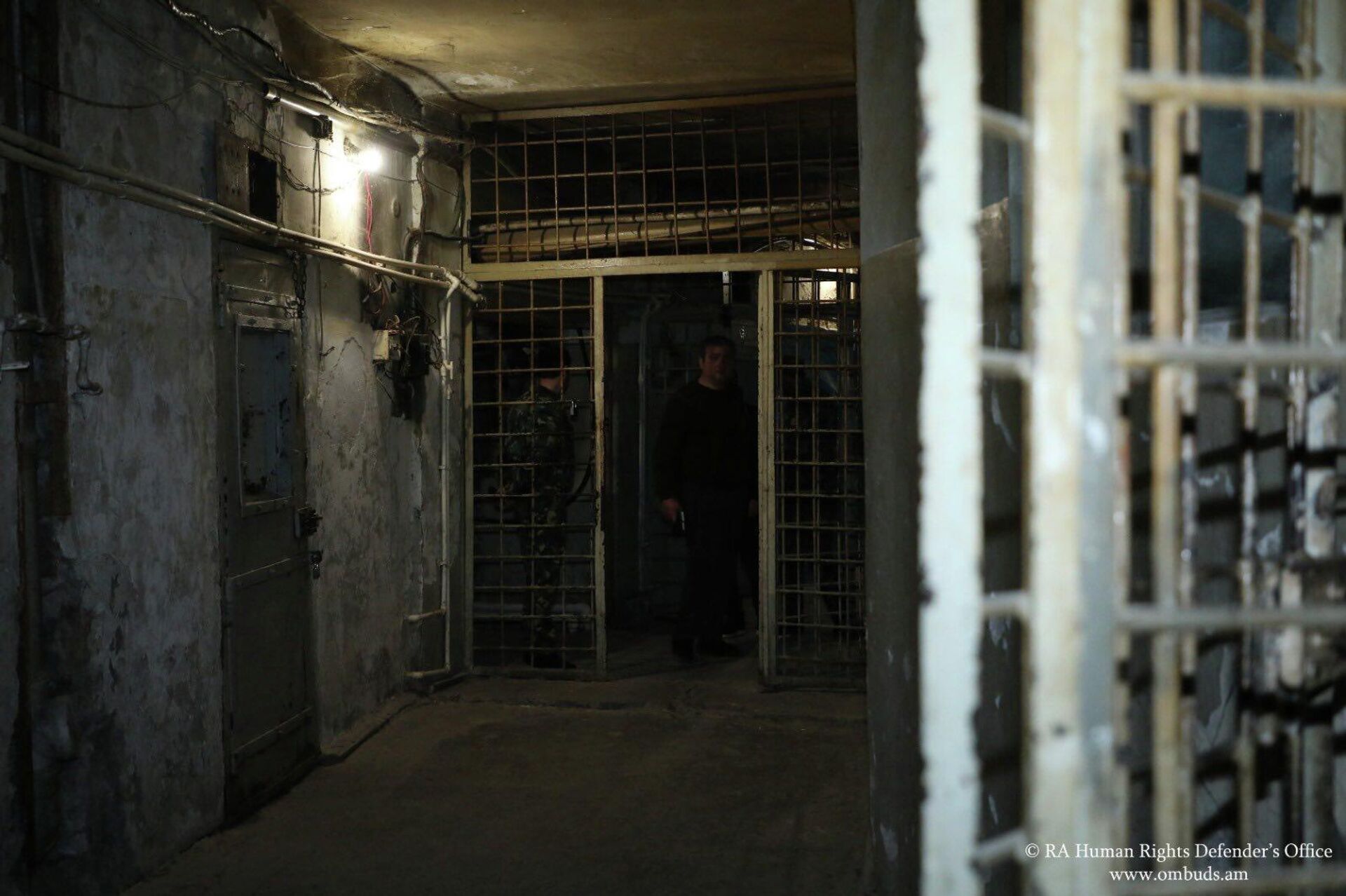 Омбудсмен Анаит Манасян в сопровождении начальника тюрьмы Ваана Насояна осмотрела территорию учреждения, изучила условия содержания лиц, лишенных свободы (18 декабря 2025). Еревaн Омбудсмен Анаит Манасян в сопровождении начальника тюрьмы Ваана Насояна осмотрела территорию учреждения, изучила условия содержания лиц, лишенных свободы (18 декабря 2025). Еревaн - Sputnik Армения, 1920, 18.12.2025