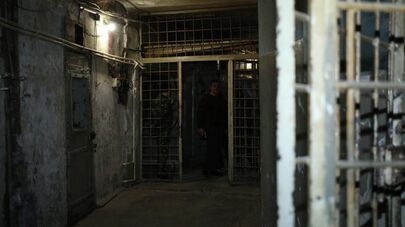 Омбудсмен Анаит Манасян в сопровождении начальника тюрьмы Ваана Насояна осмотрела территорию учреждения, изучила условия содержания лиц, лишенных свободы (18 декабря 2025). Еревaн