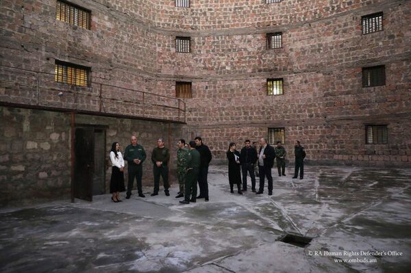 Омбудсмен Анаит Манасян в сопровождении начальника тюрьмы Ваана Насояна осмотрела территорию учреждения, изучила условия содержания лиц, лишенных свободы (18 декабря 2025). Еревaн Омбудсмен Анаит Манасян в сопровождении начальника тюрьмы Ваана Насояна осмотрела территорию учреждения, изучила условия содержания лиц, лишенных свободы (18 декабря 2025). Еревaн - Sputnik Армения