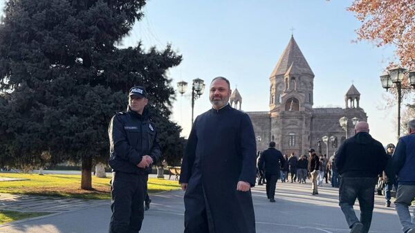 Архимандрит Закария Багумян у Эчмиадзинского кафедрального собора (18 декабря 2025). Эчмиадзин - Sputnik Армения