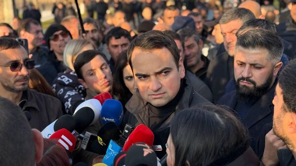 Нарек Карапетян отвечает на вопросы журналистов у Эчмиадзинского кафедрального собора (18 декабря 2025). Эчмиадзин Нарек Карапетян отвечает на вопросы журналистов у Эчмиадзинского кафедрального собора (18 декабря 2025). Эчмиадзин - Sputnik Армения