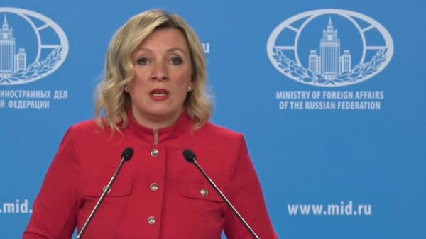 Мария Захарова во время брифинга (18 декабря 2025). Еревaн - Sputnik Армения