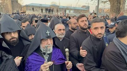 Католикос Гарегин Второй приходит на совместную молитву в Эчмиадзинский кафедральный собор (18 декабря 2025). Эчмиадзин