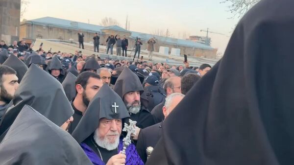 Ամենայն հայոց կաթողիկոս Գարեգին Բ–ն հոգևորականների ուղեկցությամբ Վեհարանից եկավ Մայր տաճար - Sputnik Արմենիա