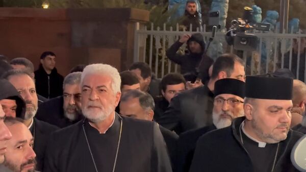 Как встретили мятежных иерархов Церкви в Первопрестольном Эчмиадзине Как встретили мятежных иерархов Церкви в Первопрестольном Эчмиадзине - Sputnik Армения