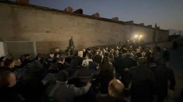 Охрана выводит мятежных епископов а территории Первопрестольного Эчмиадзина (18 декабря 2025). Эчмиадзин - Sputnik Արմենիա