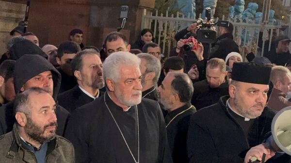 Викарий Араратской патриаршей епархии Навасард Кчоян на территории Первопрестольного Эчмиадзина во время обращения мятежных епископов (18 декабря 2025). Эчмиадзин - Sputnik Армения