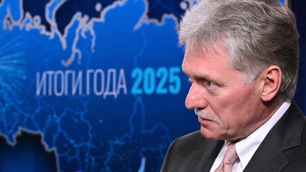 Пресс-секретарь президента РФ Дмитрий Песков во время подготовки площадки для прямой линии и пресс-конференции президента РФ (18 декабря 2025). Москвa - Sputnik Армения