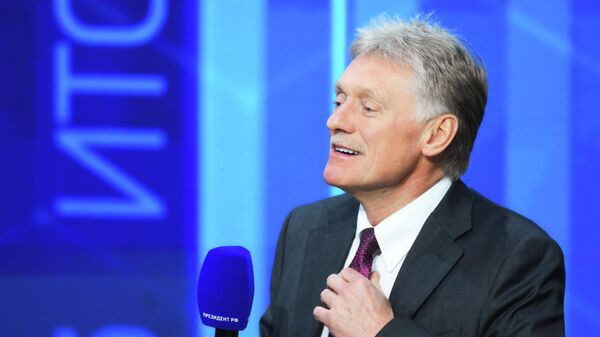 Пресс-секретарь президента РФ Дмитрий Песков перед началом прямой линии и пресс-конференции президента РФ (19 декабря 2025). Москвa - Sputnik Армения