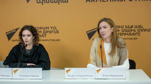 Эрготерапевт Елизавета Панова и физиотерапевт Юлия Марьянская на пресс-конференции о работе волонтерской программы Миссия добро (19 декабря 2025). Еревaн - Sputnik Армения