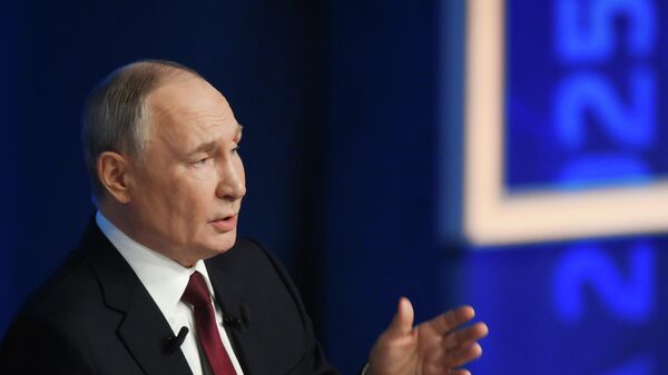 Президент РФ Владимир Путин отвечает на вопросы во время специальной программы Итоги года (19 декабря 2025). Москвa - Sputnik Армения