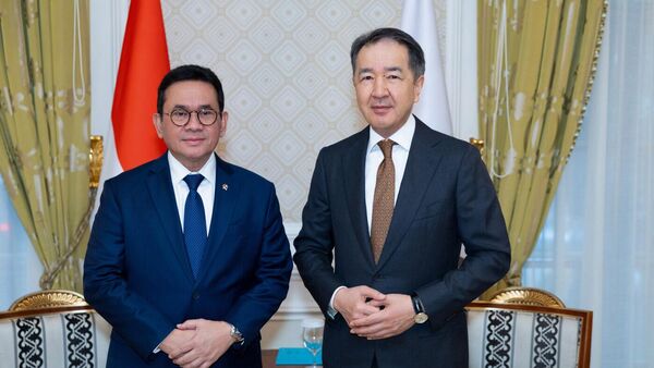 Председатель Коллегии Евразийской экономической комиссии Бакытжан Сагинтаев провел рабочую встречу с министром торговли Индонезии Буди Сантосо (21 декабря 2025). Санкт-Петербург - Sputnik Армения