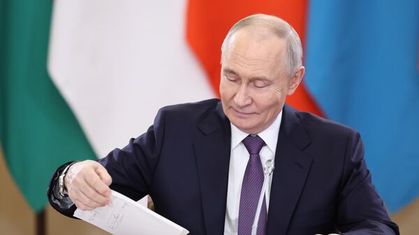 Президент РФ Владимир Путин во время Заседания Высшего Евразийского экономического совета в узком составе (21 декабря 2025). Санкт-Петербург - Sputnik Армения