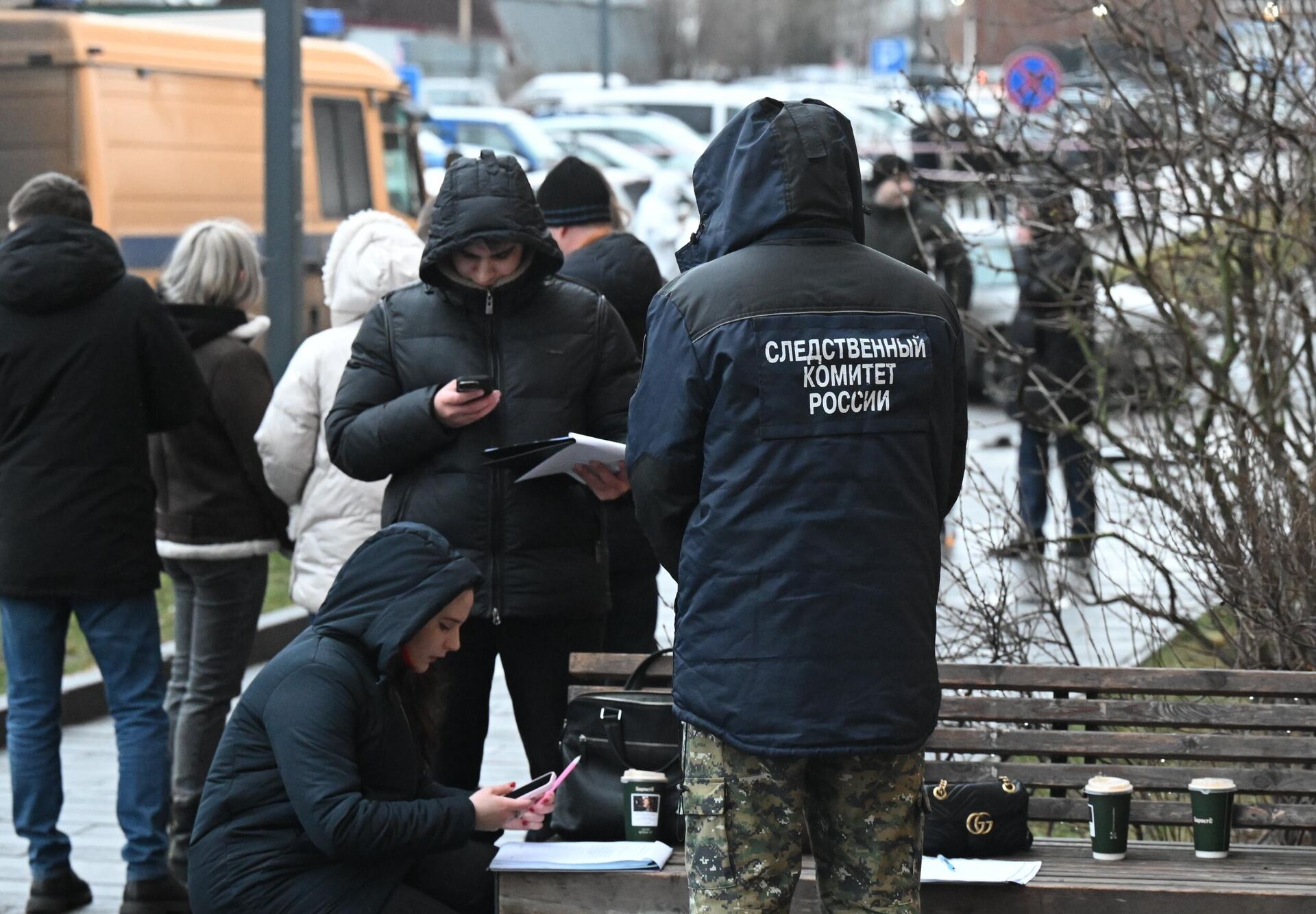 Сотрудники спецслужб работают на месте взрыва автомобиля Kia Sorento на парковке на улице Ясеневая в районе Орехово-Борисово (22 декабря 2025). Москвa - Sputnik Армения, 1920, 22.12.2025