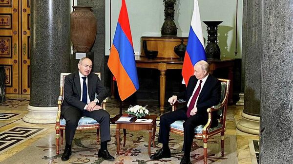 Премьер-министр Никол Пашинян и президент РФ Владимир Путин во время неформального саммита лидеров СНГ (22 декабря 2025). Санкт-Петербург - Sputnik Армения