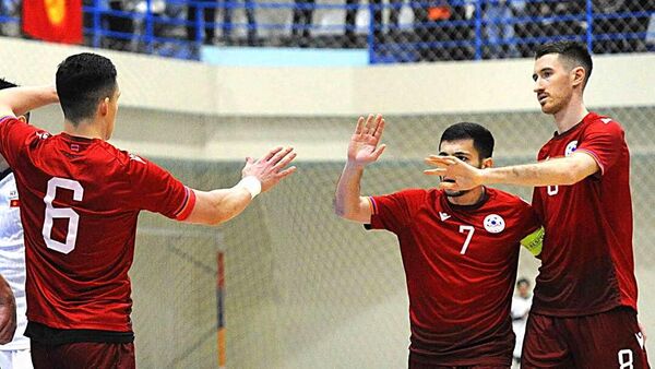 Игроки сборной Армении по футзалу празднуют победу над сборной Кыргызстана (22 декабря 2025). Еревaн - Sputnik Армения