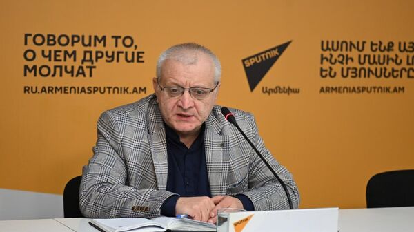 Политолог, лидер партии Демократическая альтернатива Сурен Суренянц во время пресс-конференции (23 декабря 2025). Еревaн - Sputnik Արմենիա