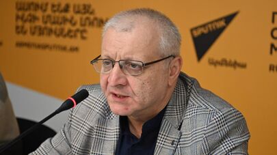 Политолог, лидер партии "Демократическая альтернатива" Сурен Суренянц во время пресс-конференции (23 декабря 2025). Еревaн