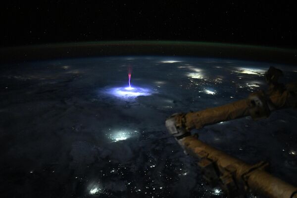 NASA-ի տիեզերագնաց Նիկոլ Այերսը ՄՏԿ-ից լուսանկարել է կայծակի հազվագյուտ՝ «սփրայթ» տեսակ - Sputnik Արմենիա