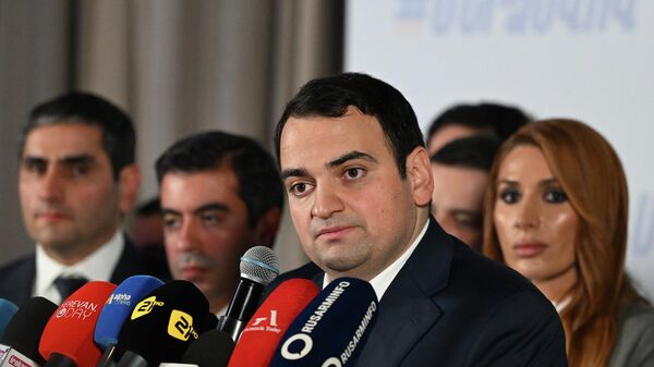 Пресс-конференция координатора движения По-своему Нарека Карапетяна (23 декабря 2025). Еревaн - Sputnik Армения