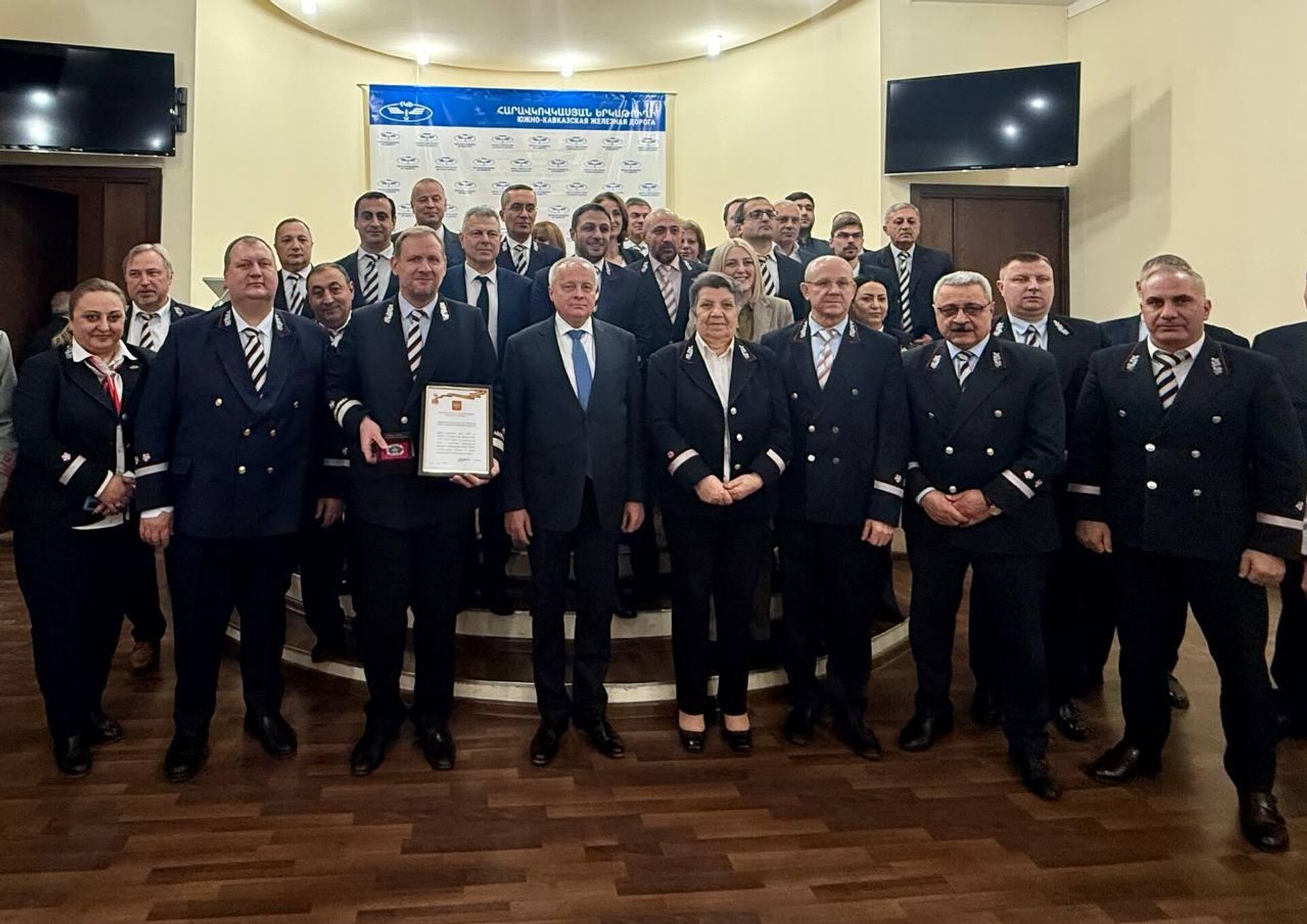 Посол России Сергей Копыркин вручил коллективу компании Южно-Кавказская железная дорога (ЮКЖД) медаль 80 лет Победы в Великой Отечественной войне 1941-1945 годов (23 декабря 2025). Еревaн - Sputnik Армения, 1920, 23.12.2025