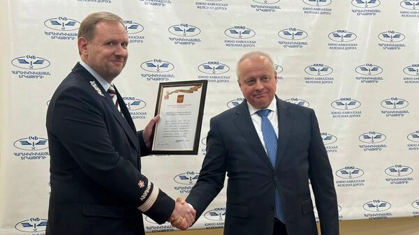Посол России Сергей Копыркин вручил коллективу компании Южно-Кавказская железная дорога (ЮКЖД) медаль 80 лет Победы в Великой Отечественной войне 1941-1945 годов (23 декабря 2025). Еревaн - Sputnik Армения