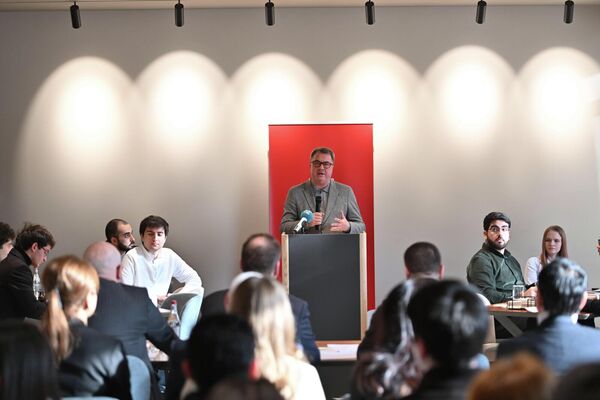 Руководитель представительства Россотрудничества в Армении Вадим Фефилов во время Межвузовского чемпионата Армении по дебатам на русском языке (24 декабря 2025). Еревaн - Sputnik Армения