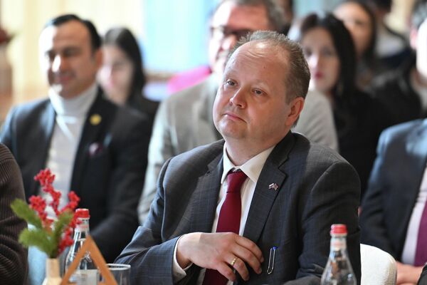 Советник посольства РФ в Армении Александр Новиков во время Межвузовского чемпионата Армении по дебатам на русском языке (24 декабря 2025). Еревaн - Sputnik Армения