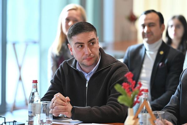 Арман Гукасян во время Межвузовского чемпионата Армении по дебатам на русском языке (24 декабря 2025). Еревaн - Sputnik Армения