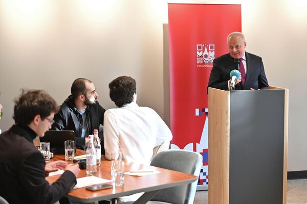 Посол России Сергей Копыркин во время Межвузовского чемпионата Армении по дебатам на русском языке (24 декабря 2025). Еревaн - Sputnik Армения