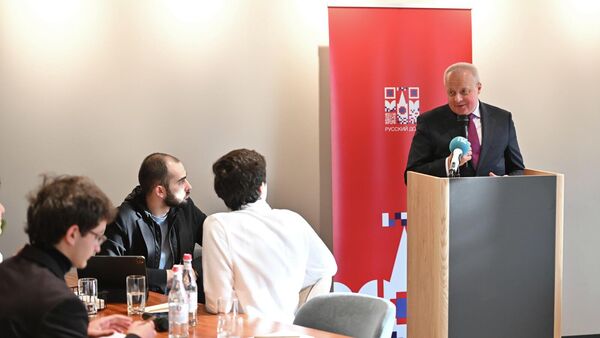 Посол России Сергей Копыркин во время Межвузовского чемпионата Армении по дебатам на русском языке (24 декабря 2025). Еревaн - Sputnik Армения