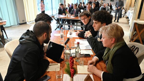 Միջբուհական բանավեճի առաջին առաջնությունում Միջբուհական բանավեճի առաջին առաջնությունում - Sputnik Արմենիա