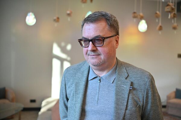 Руководитель представительства Россотрудничества в Армении Вадим Фефилов во время Межвузовского чемпионата Армении по дебатам на русском языке (24 декабря 2025). Еревaн - Sputnik Армения